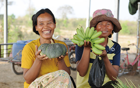 カンボジア　自分で栽培したオーガニック野菜を販売する村人たち